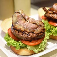 preparing a hamburger in a restaurant PUR2CS3